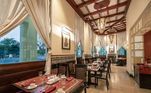 A sala de jantar também era um dos destaques do hotel. Artefatos antigos decoravam o local e reforçavam o sentimento de um lugar histórico. Lá, culinária e arte dividiam o espaço 