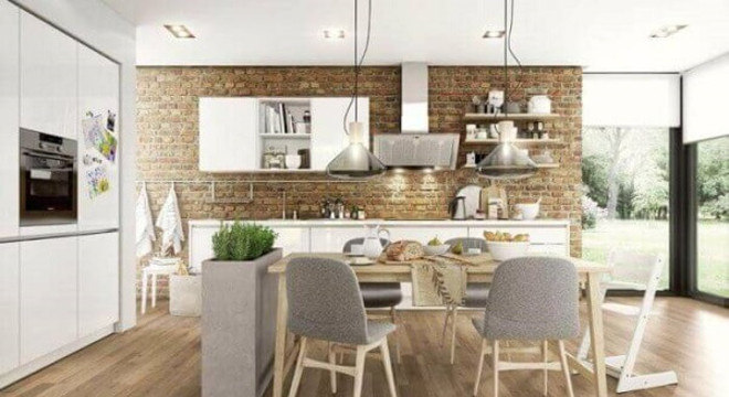 Sala de jantar e cozinha integradas com piso laminado
