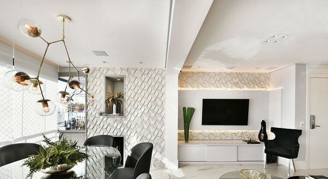 Sala de jantar e sala de estar integrada com parede revestida por placa de gesso 3D