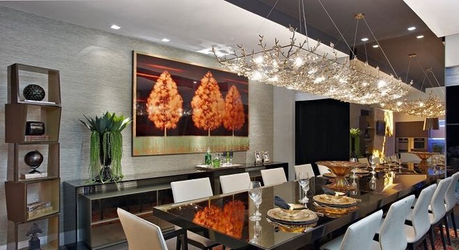 Sala de jantar encantadora com mesa retangular gigante