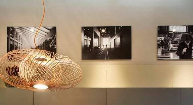 Sala de jantar moderna com pendente aramado cobre