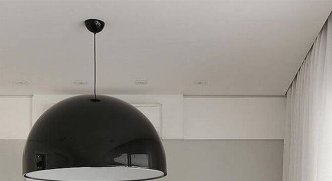 sala de jantar moderna decorada com tonel decorativo preto com marca chanel 