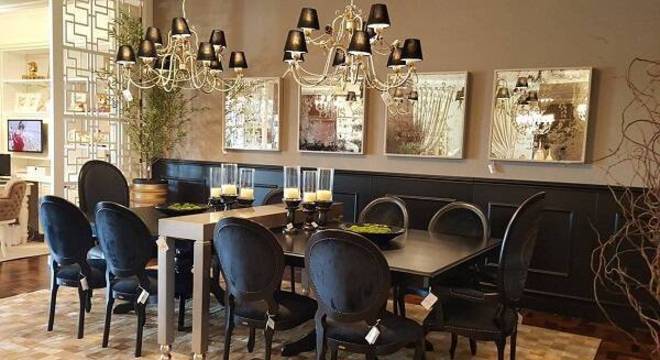 Sala de jantar sofisticada com cadeira medalhão preta