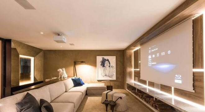Sala de tv com cores neutras
