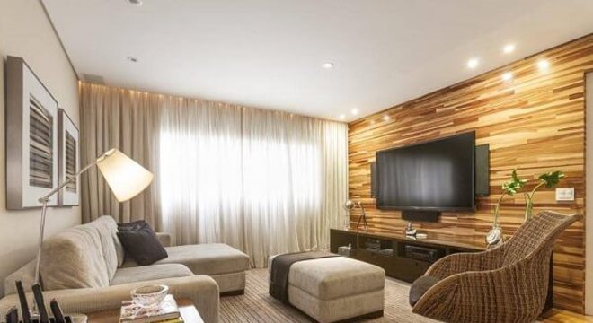 Sala de tv com poltrona giratória