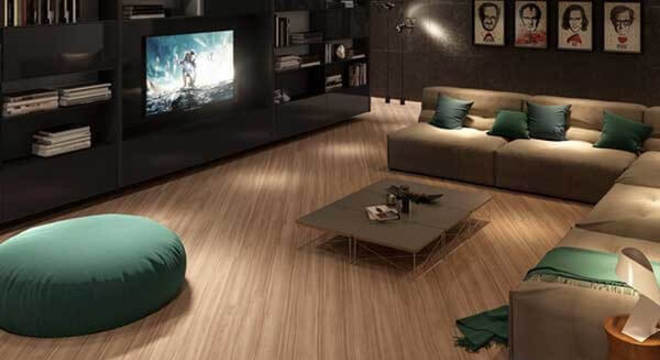 Sala de Tv com puff e piso laminado claro