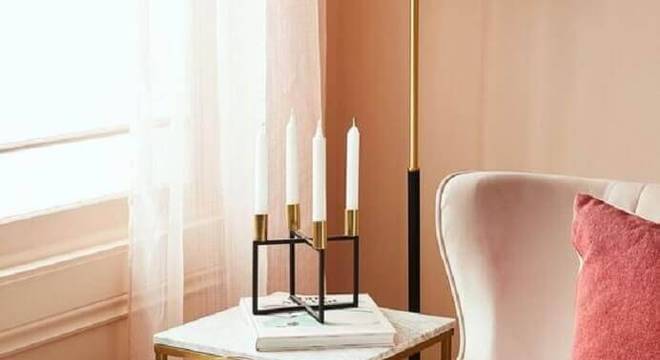 sala decorada com mesa de apoio quadrada 