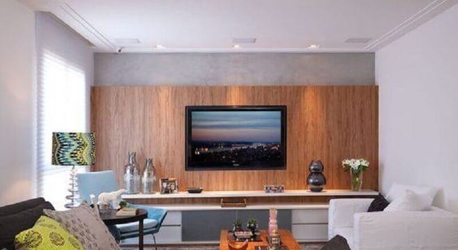 sala decorada com rack com painel de madeira 