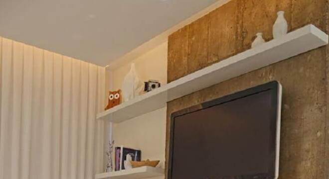 sala decorada com rack com painel suspenso 