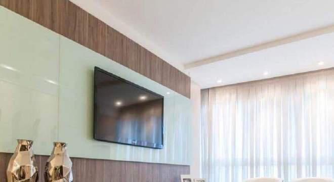 sala decorada com racks modernos com painel 