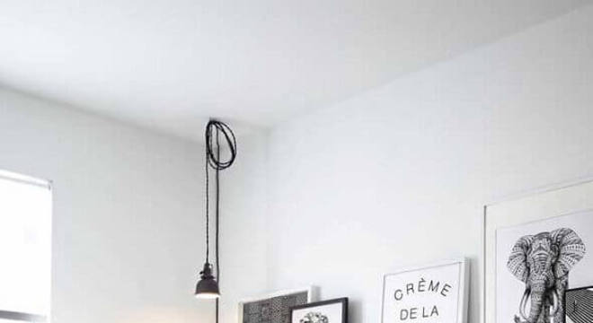 sala decorada com tapete listrado preto e branco e quadros tumblr 