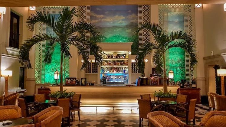 O bar também era um dos destaques do local, encantando os olhos e o paladar, com uma união de beleza e diversidade de bebidas. As palmeiras eram responsáveis por dar um toque mais refinado ao espaço O bar também era um dos destaques do local, encantando os olhos e o paladar, com uma união de beleza e diversidade de bebidas. As palmeiras eram responsáveis por dar um toque mais refinado ao espaço