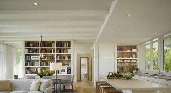 sala e cozinha conceito aberto decoradas em tons neutros