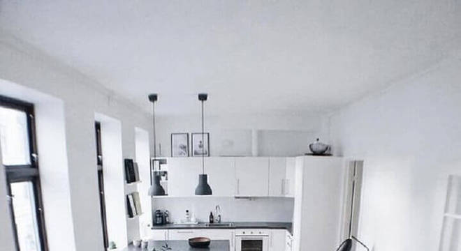 sala e cozinha conceito aberto toda branca com piso de madeira 