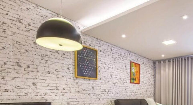 Sala integrada com papel de parede 3D de tijolo Projeto de Carol Rivelli