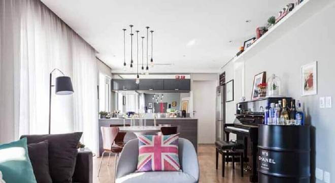 sala integrada decorada com barzinho de tonel decorativo