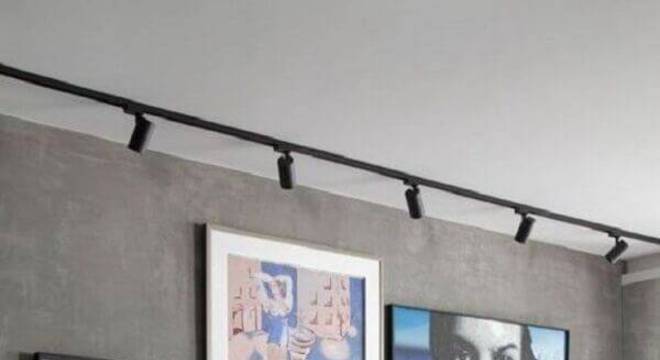 sala moderna decorada com mesa de apoio lateral redonda 