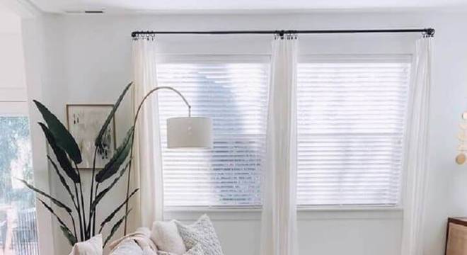 sala moderna decorada com mesa de apoio redonda