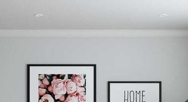 sala moderna decorada com mesa de centro redonda e quadros tumblr diferentes 