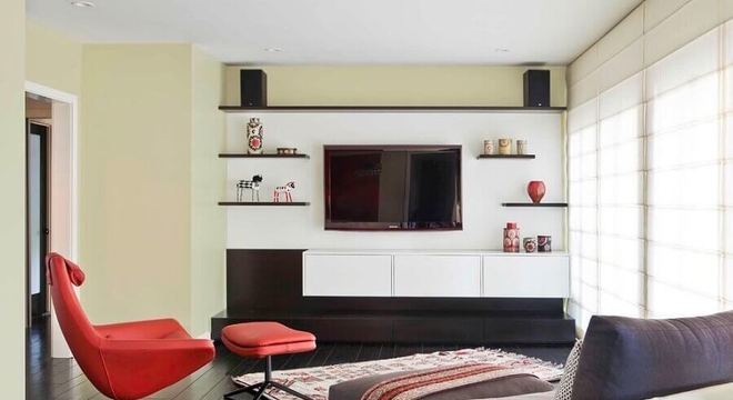 sala moderna decorada com poltrona vermelha e rack com painel suspenso 