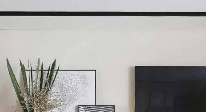 sala moderna decorada com quadros tumblr apoiados na rack e puffs redondos cor de rosa