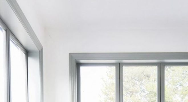 Sala neutra com janela de vidro