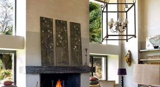 sala neutra fica ainda mais linda com o sofá fúcsia