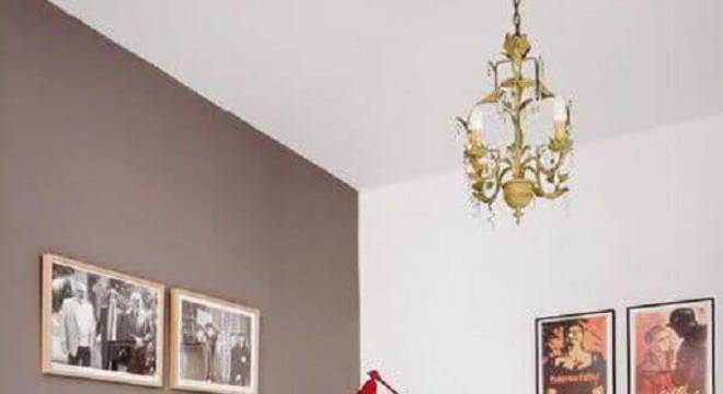 sala simples decorada com mesa de apoio quadrada