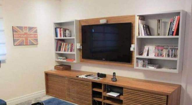 sala simples decorada com painel com rack