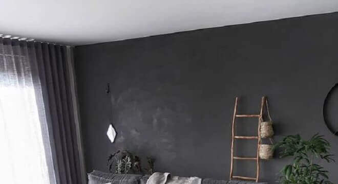 sala simples decorada com parede cinza escura 