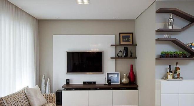 sala simples decorada com rack com painel branco 