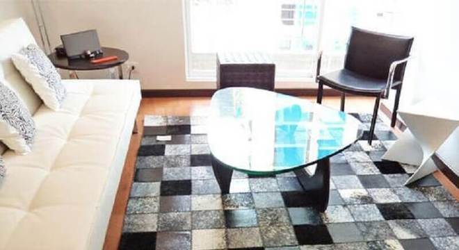 sala simples decorada com tapete de couro quadriculado