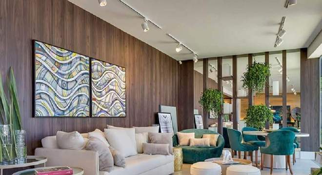 sala sofisticada decorada com tapete de couro bege 