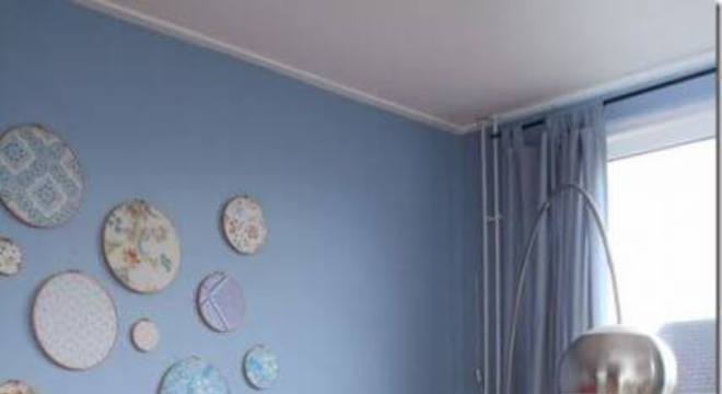 sala-vermelha-com-parede-azul-foto-doce-obra