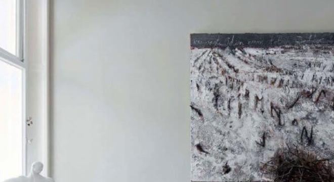 sala-vermelha-com-sofa-vermelho-e-poltrona-branca