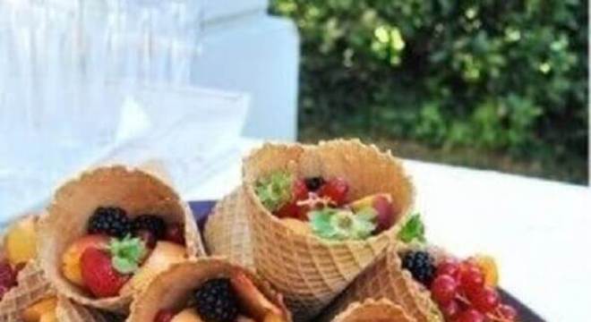 salada de frutas em casquinha de sorvete para festa na piscina 