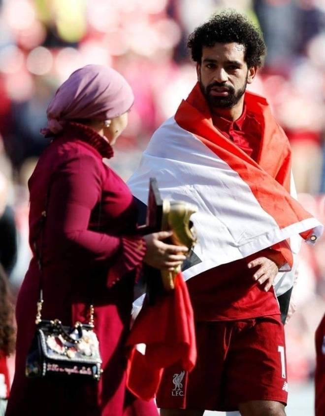 Esposa do jogador Salah mantém tradição mesmo quando vai ao estádio