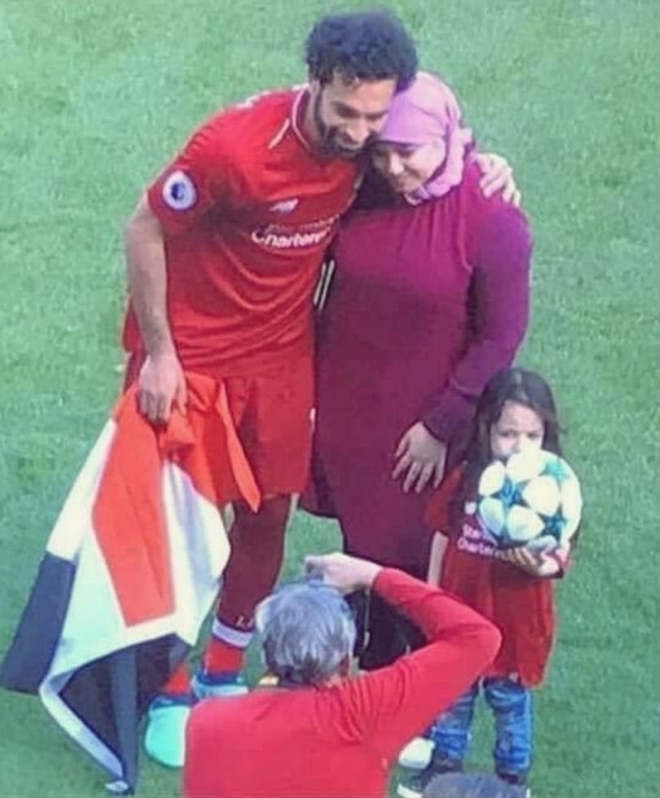 Esposa do jogador Salah mantém tradição mesmo quando vai ao estádio