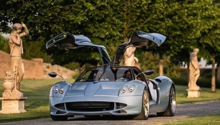 Com um mês de serviços pelo Al-Hilal, o craque conseguiria obter um Pagani Codalunga, avaliado em US$ 7 milhões (cerca de R$ 34,9 milhões). Esse hipercarro, feito pela montadora italiana, é um dos modelos mais exclusivos do mundo, com apenas cinco unidades, e pode alcançar os 100 km/h em apenas três segundos