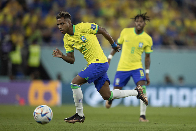 Sim, é verdade, Rodrygo errou um dos pênaltis na decisão contra a Croácia, mas isso não é motivo para apagar as boas atuações que ele teve pelo Brasil na Copa do Mundo.Reserva, com bom passe, ele mostrou que pode jogar em várias posições é pode ser uma excelente opção para o futuro treinador da seleção brasileira.