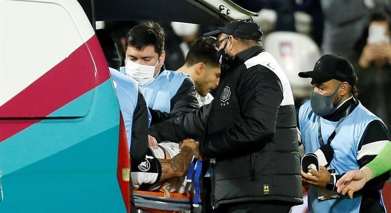 Salazar, do Olimpia, teve que deixar o gramado de ambulância