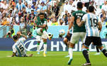 Salem Al-Dawsari chuta para marcar o segundo gol da Arábia Saudita contra a Argentina