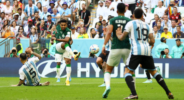 Salem Al-Dawsari chuta para marcar o segundo gol da Arábia Saudita contra a Argentina