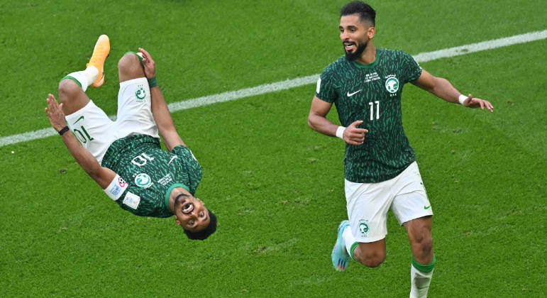 Salem Al-Dawsari dá cambalhota após marcar o segundo gol da Arábia Saudita contra a Argentina em Doha
