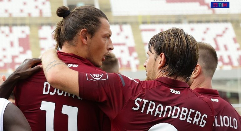 A festa da Salernitana pela primeira vitória em sete cotejos