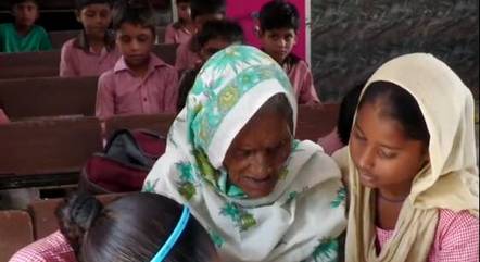 Salima Khan, ao centro, começou a frequentar a escola aos 92 anos
