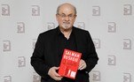 O escritor britânico Salman Rushdie foi esfaqueado no pescoço no palco de um evento no oeste de Nova York, nos Estados Unidos, na sexta-feira (12). Segundo a polícia, o autor do ataque foi Hadi Matar, americano natural de Nova Jersey, de 24 anos. O suspeito está detido em uma unidade policial em Jamestown.