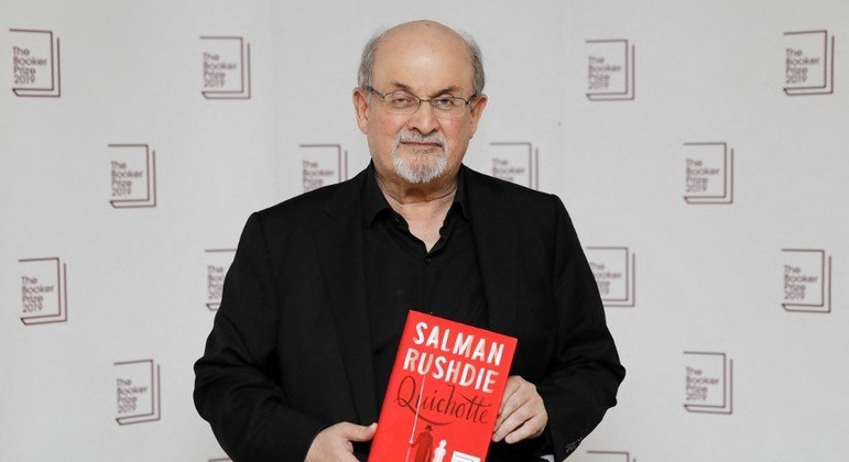 O escritor Salman Rushdie foi atacado em evento nos Estados Unidos