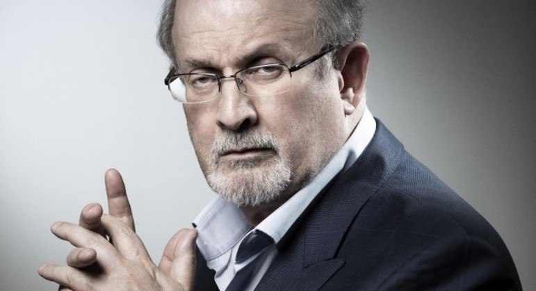 Escritor Salman Rushdie está respirando com ajuda de aparelhos após ataque nos EUA