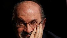 Ativistas e opositores culpam Irã por ataque a Salman Rushdie
